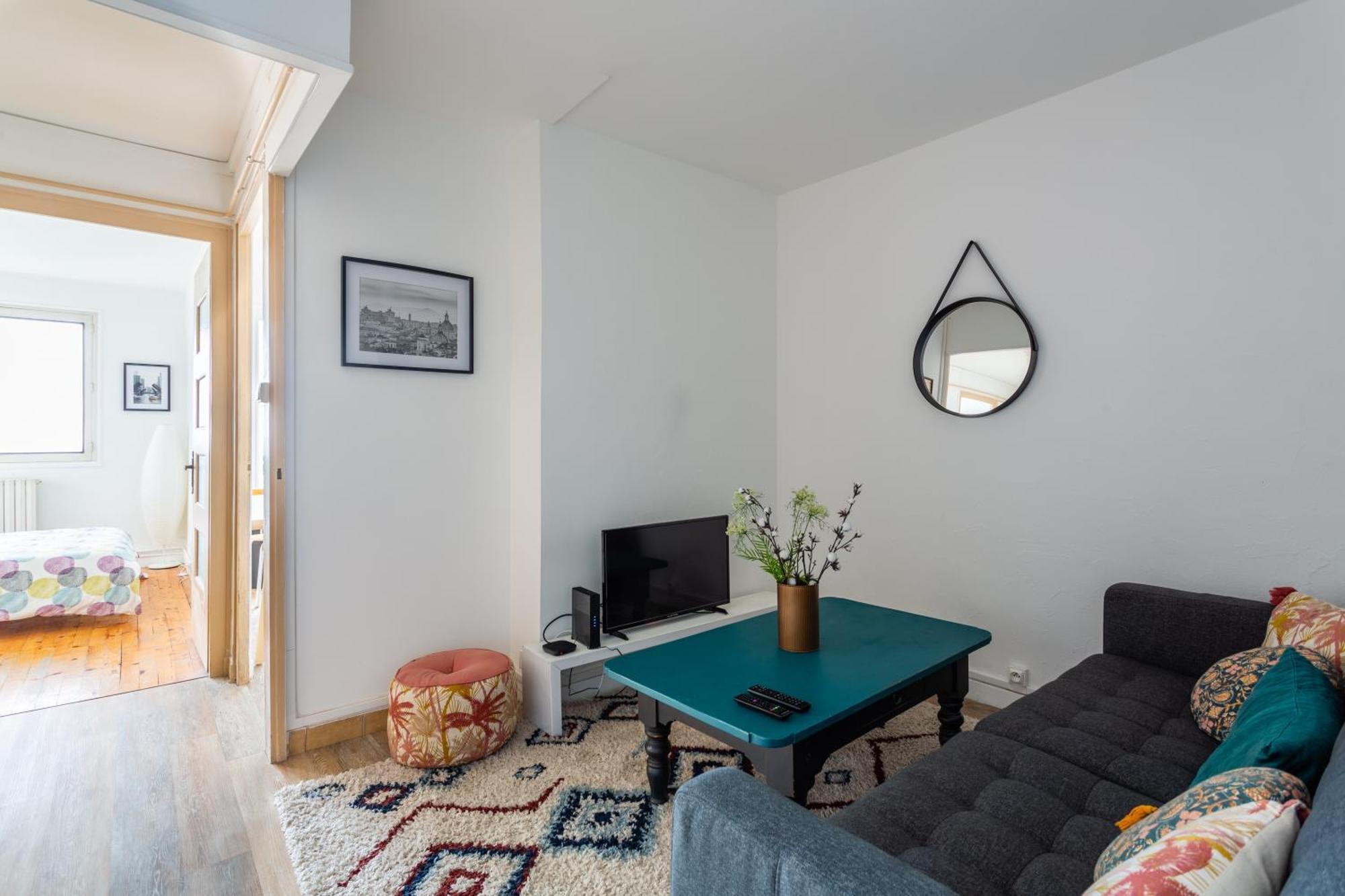 Appart Lumineux A Emplacement Ideal Refait A Neuf Oullins Exterior photo