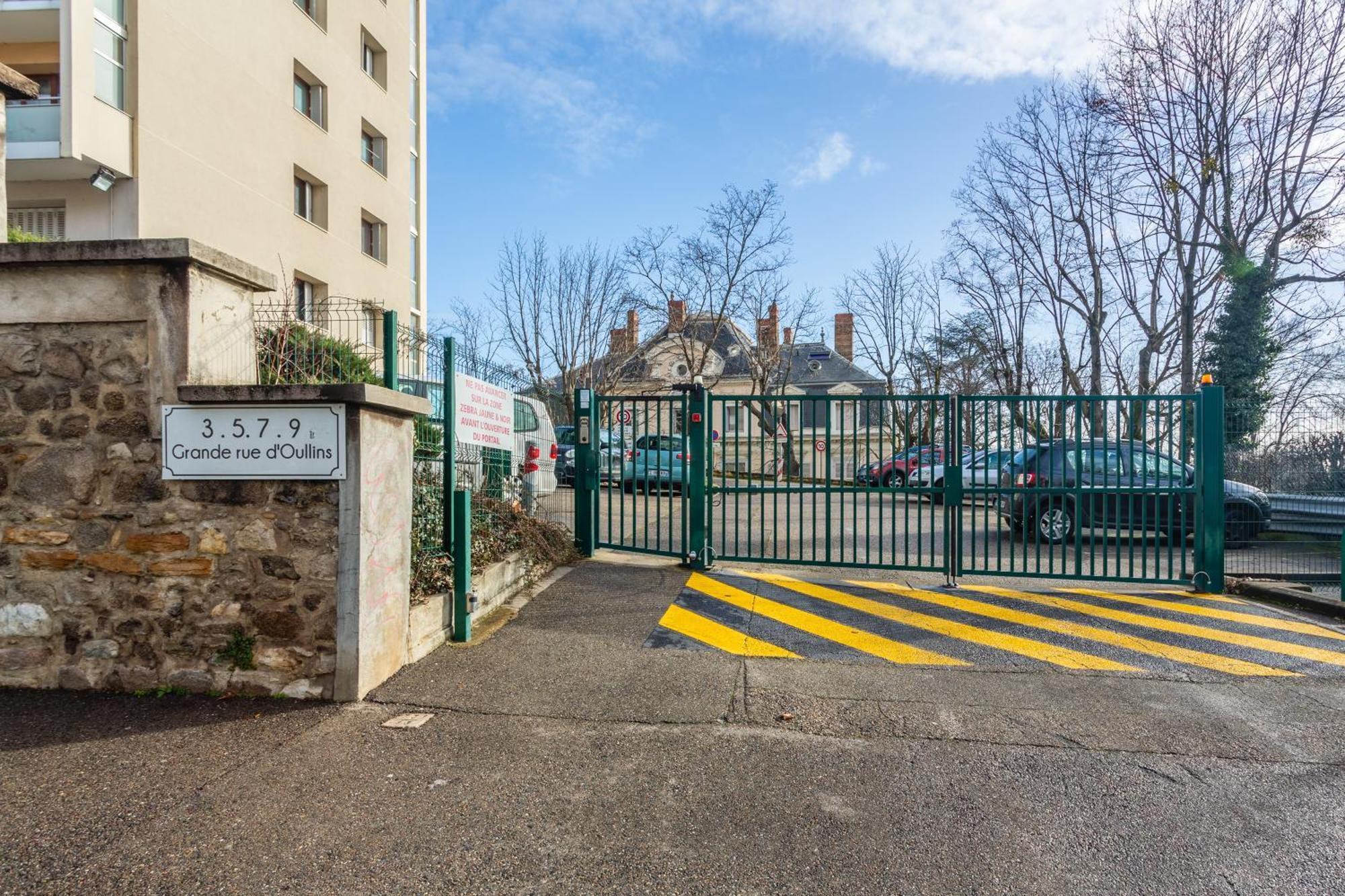 Appart Lumineux A Emplacement Ideal Refait A Neuf Oullins Exterior photo